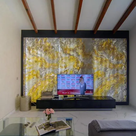 Apartment Superb 5 Bedrooms In Chapas,