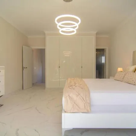 Superb 5 Bedrooms In Chapas, Apartment Marbella