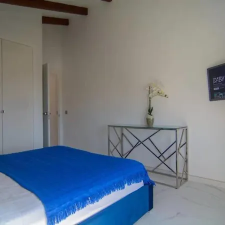Apartment Superb 5 Bedrooms In Chapas,