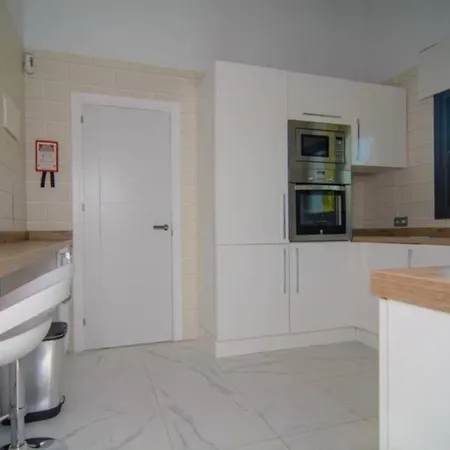 Apartment Superb 5 Bedrooms In Chapas,