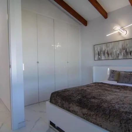 Superb 5 Bedrooms In Chapas, Apartment Marbella