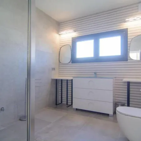 Superb 5 Bedrooms In Chapas,