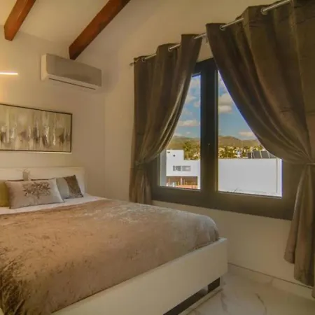Apartment Superb 5 Bedrooms In Chapas, Marbella