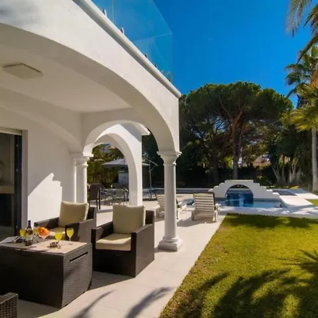 Apartment Superb 5 Bedrooms In Chapas,