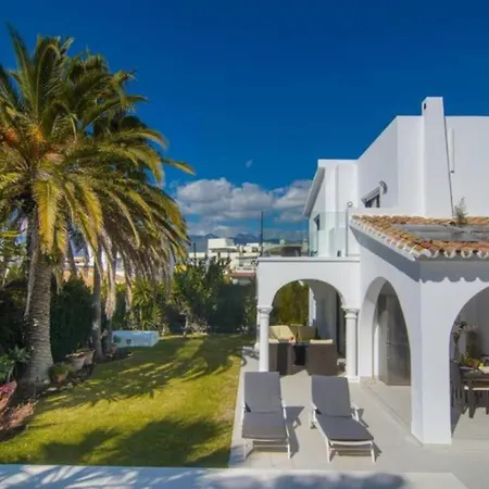 Superb 5 Bedrooms In Chapas, Apartment Marbella